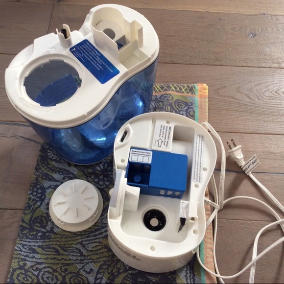 Vicks Ultra Quiet Cool Mist Humidifier White/Blue - Picture 10 of 13